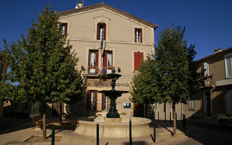 L'hôtel de ville et sa fontaine