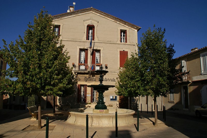 L'hôtel de ville et sa fontaine